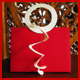 bolso en tela roja, exterior triangular, asa en marfil liso