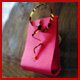 bolso en tela fucsia, asa nica en carey